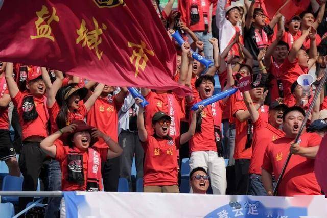 关于足球比赛现场热闹非凡，球迷们高呼助威声的信息