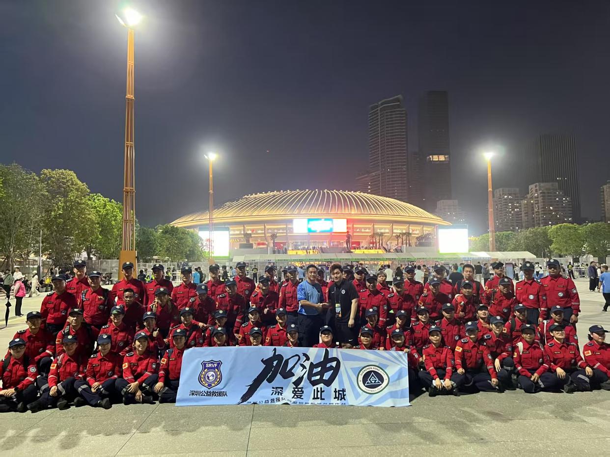 狂热球迷尽显忠诚为心仪球队欢呼助威的简单介绍