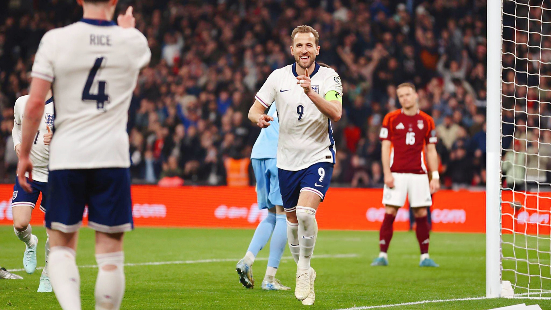 英格兰队遭遇困境，全力以赴备战