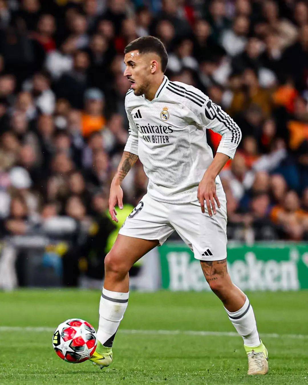 包含皇家马德里五球大胜，提升士气的词条