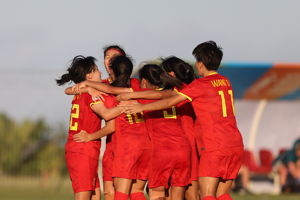 B体育在线登录-足球豪门共闯四方，豪取连胜庆功的简单介绍