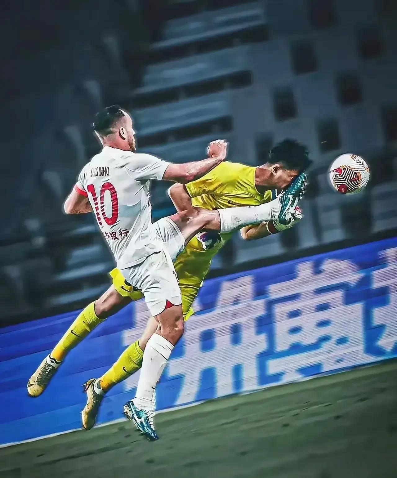 包含球场精彩瞬间频出，赛场风云再现！的词条