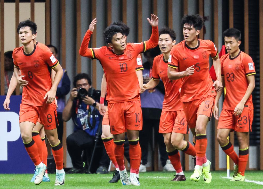 强队在球场上展现出无敌的气势