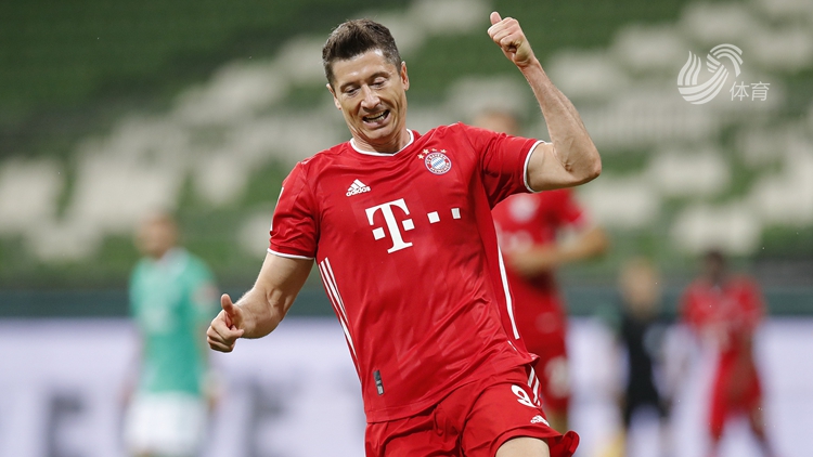 关于莱万当天因伤出差缺阵，拜仁防线不慎破损的信息