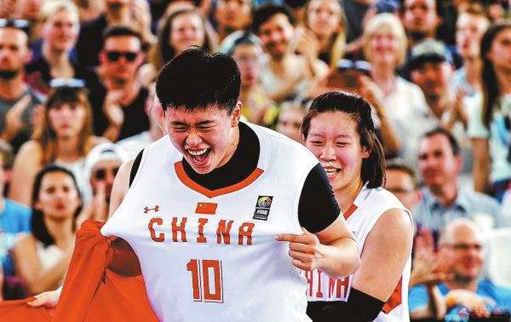 关于匈牙利篮球队英勇喜获冠军回家的信息