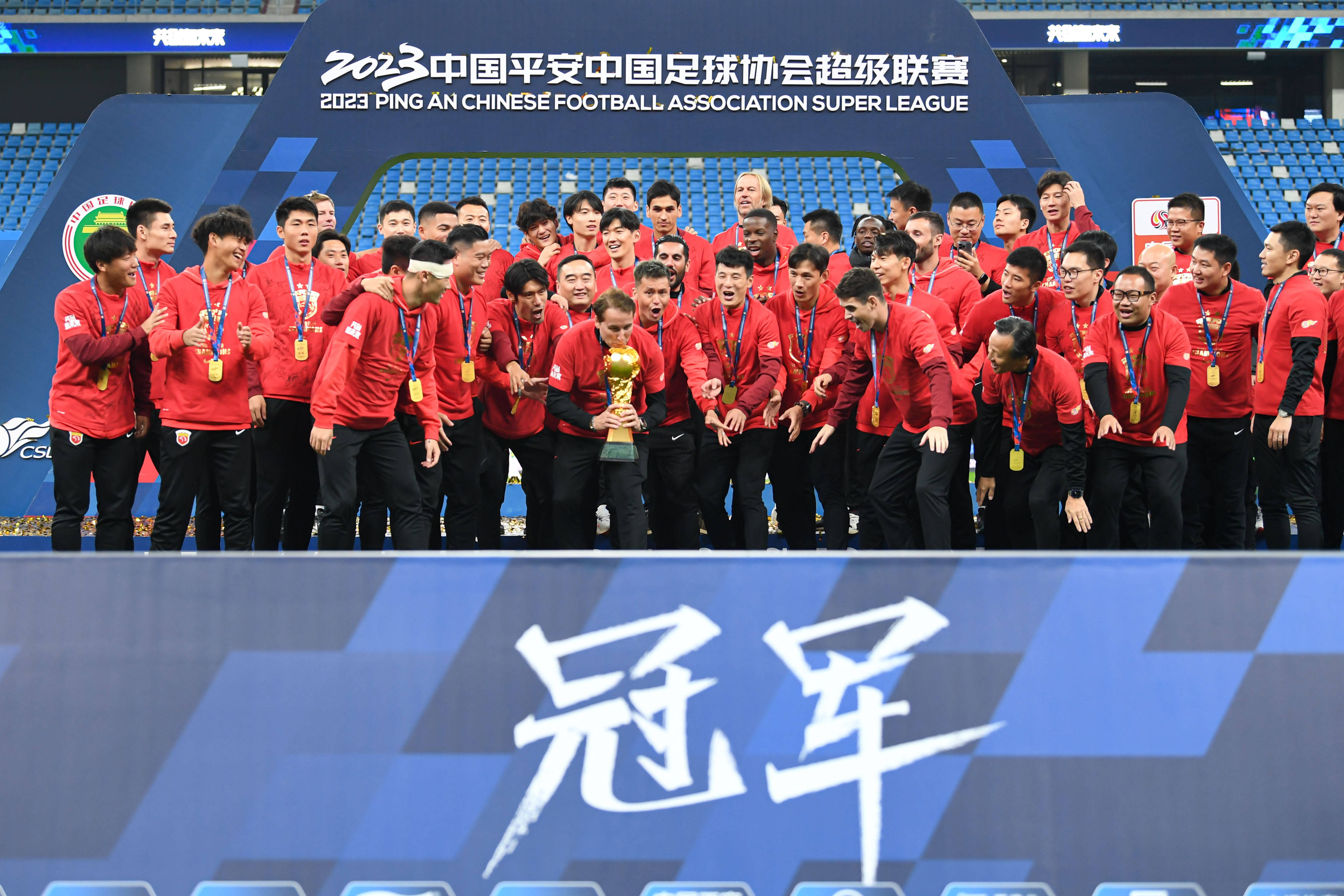 包含上海海港成为本场最大亮点，中超瞬间破防，失误的词条