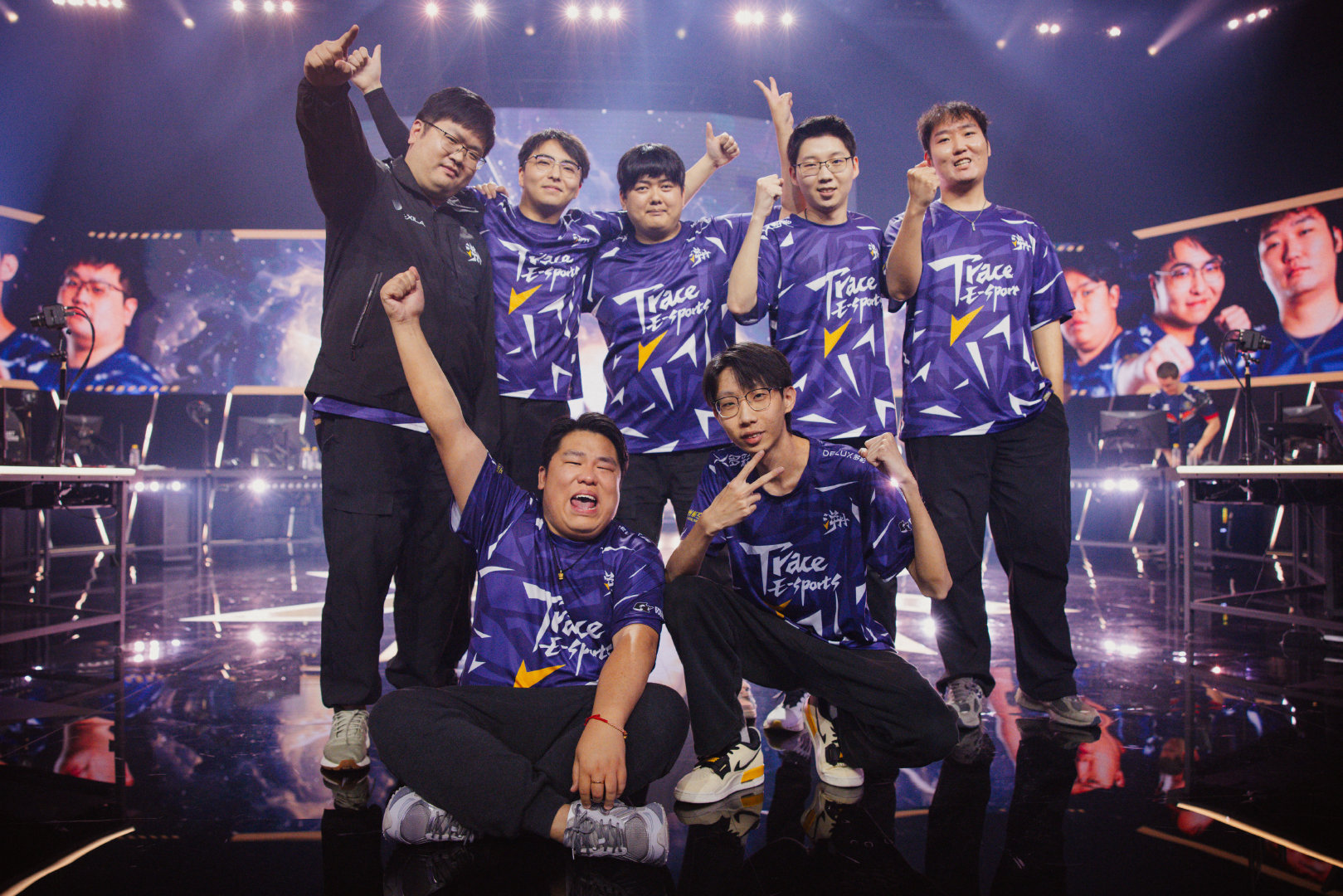 在夜刃战队赛场上演无畏契约世界杯，逆转，引发观众齐声高喊