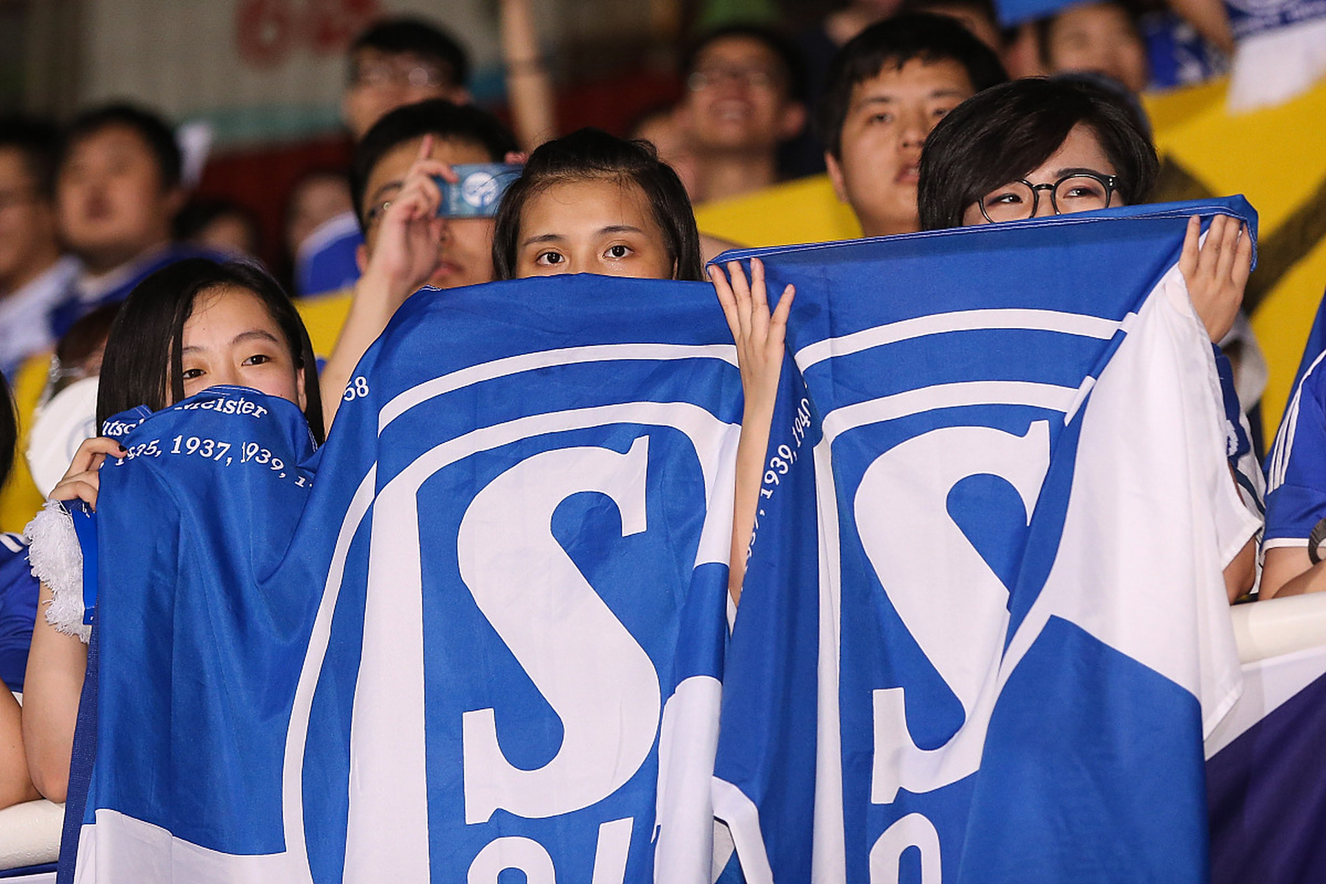 沙尔克04继续保持不败战绩，助力球队前行的简单介绍