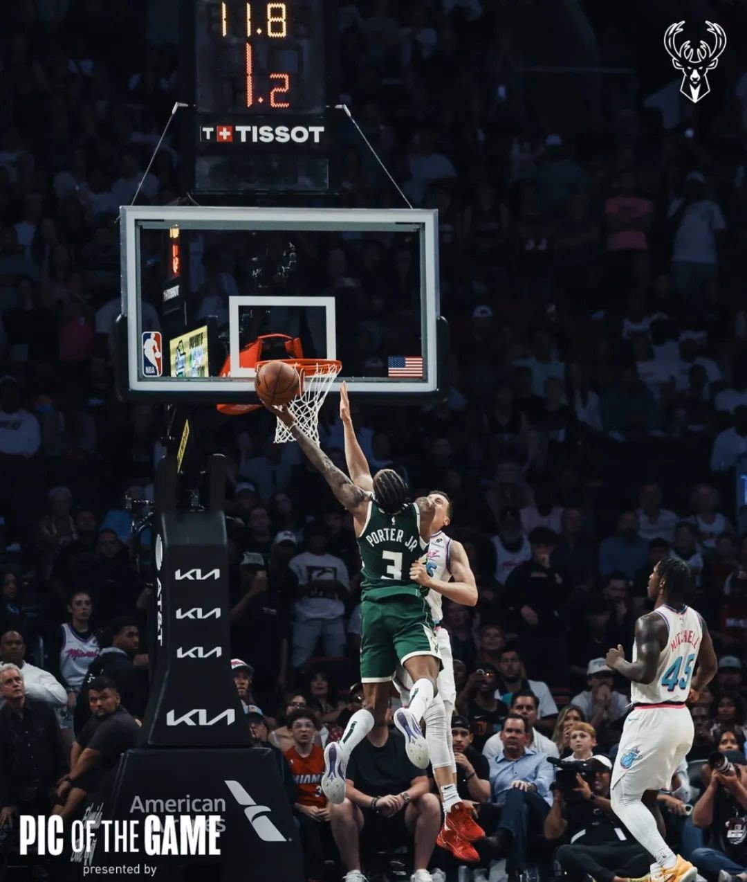 雄鹿主场击败黄蜂，保持不败