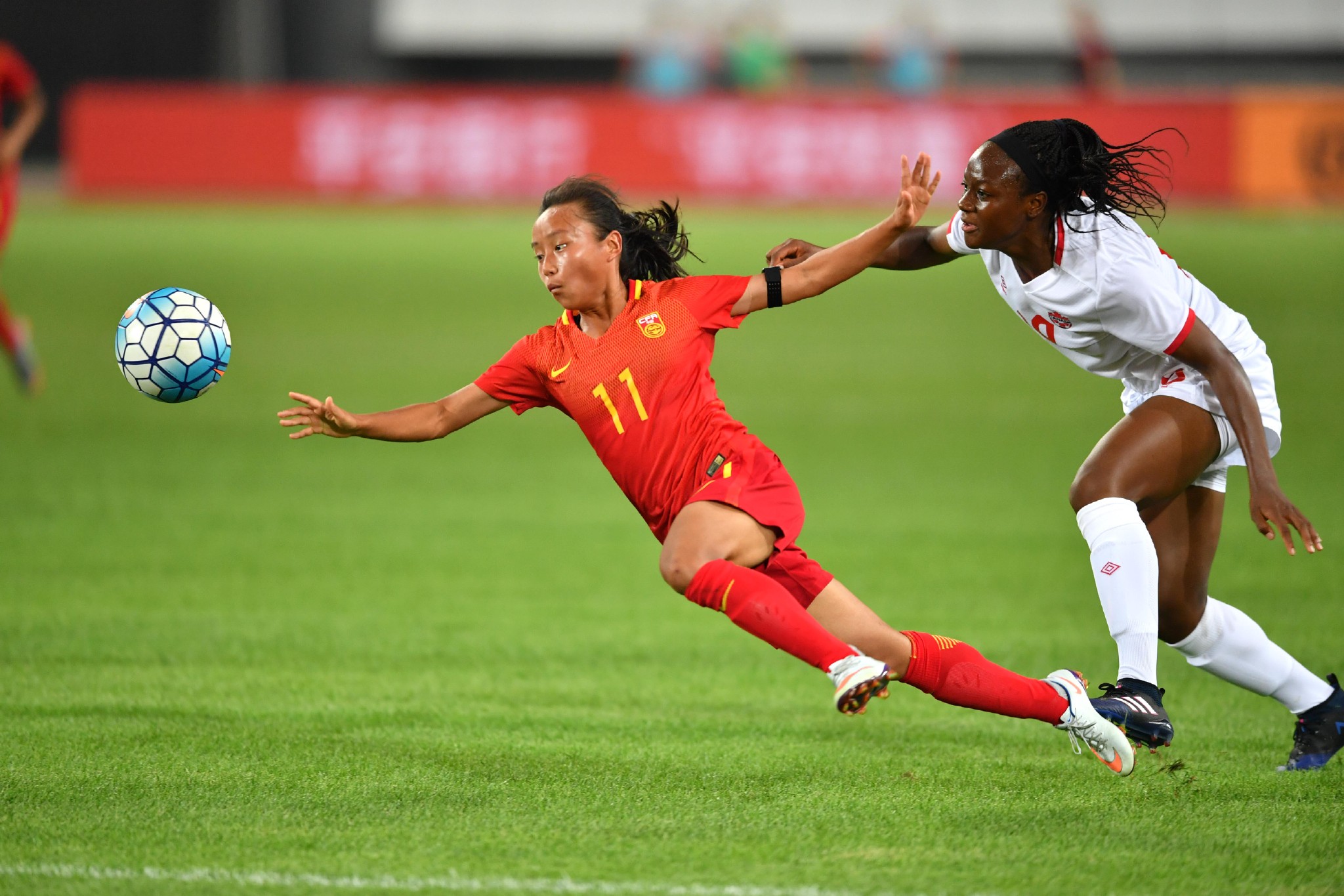女子足球赛场上中国队表现出色获得认可