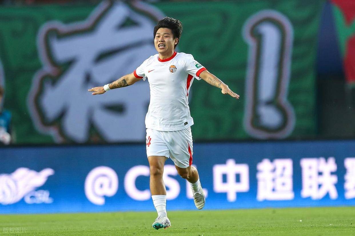 B体育在线登录-草根足球比赛，球员拼尽全力争胜的简单介绍