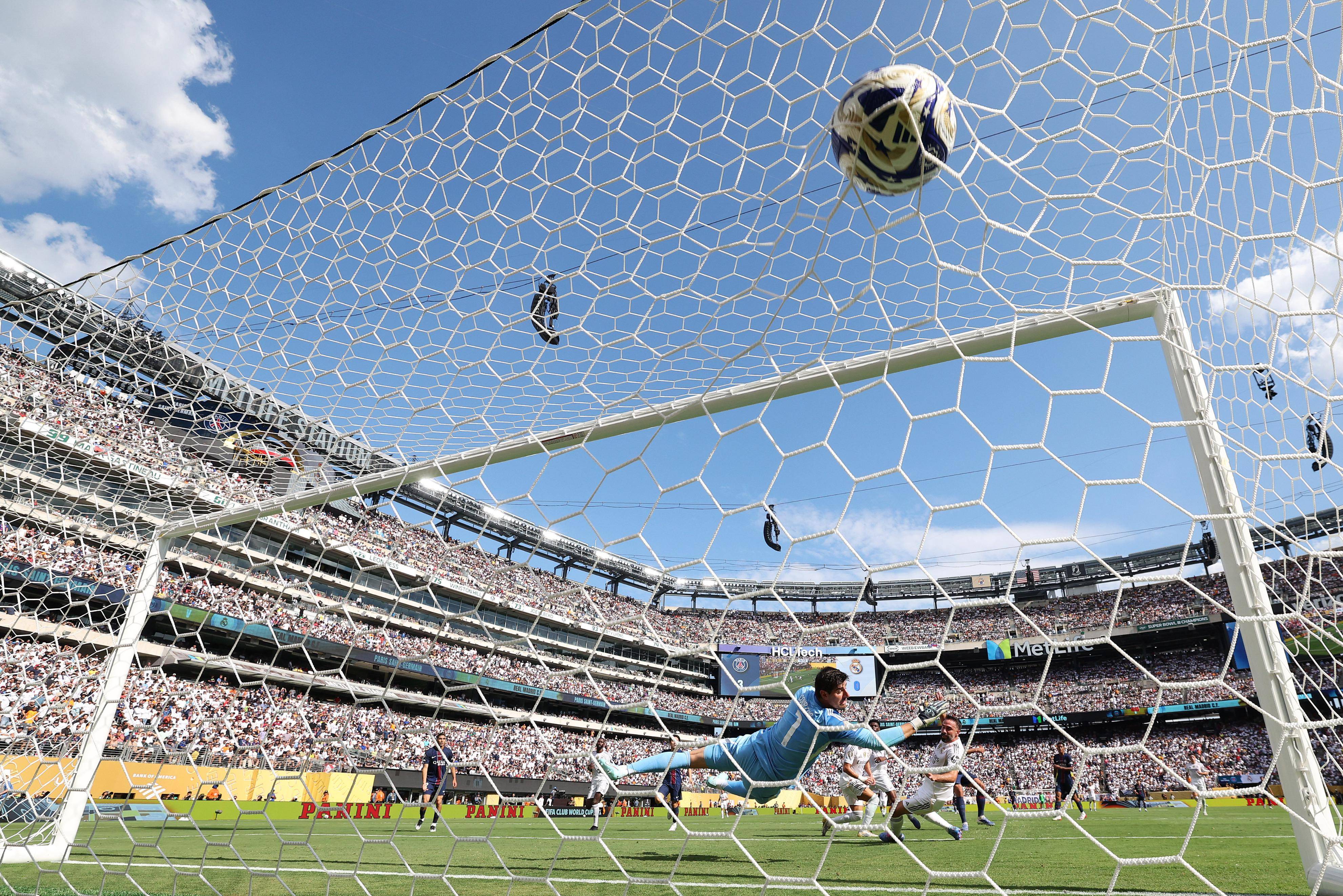 B体育注册-欧洲超级联赛季后赛定格，明星球员光环再次划过球场的简单介绍